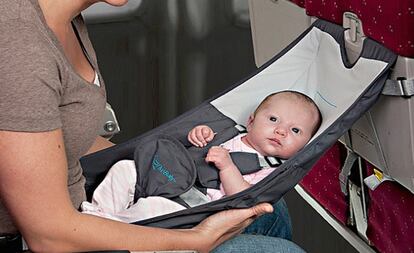 Con esta hamaca podrás viajar con tu bebé en el avión y evitar que viaje en tus brazos todo el trayecto. Sin embargo, al no estar homologada como cinturón de seguridad, no se permite usarlo en el despegue ni en el aterrizaje. Es para bebés de hasta 12 kilos, pero no sólo está pensada para viajes en avión, también para sillas de playa o como adaptador para sillas normales.