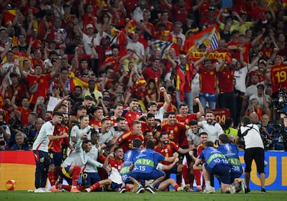 Los jugadores españoles celebran el pase a la final tras imponerse a Francia en las semifinales. 