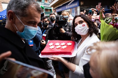 La presidenta de la Comunidad de Madrid y candidata del Partido Popular a la reelección en Alcobendas junto al ex número cinco de la lista popular, Toni Cantó, este martes.