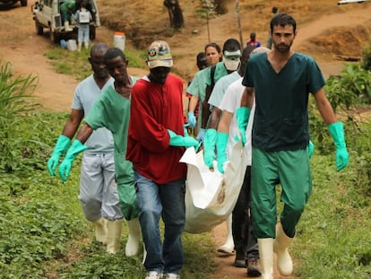 Pessoal da MSF e familiares enterram um falecido por ebola na Libéria.