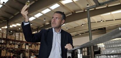 Andrés Ortega, director de la empresa de fragancias Ambientair, en una de sus plantas. 