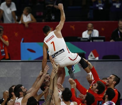 Navarro, lanzado al aire por sus compa&ntilde;eros tras lograr la medalla de bronce frente a Rusia.