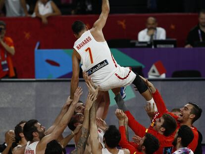 Navarro, lanzado al aire por sus compa&ntilde;eros tras lograr la medalla de bronce frente a Rusia.