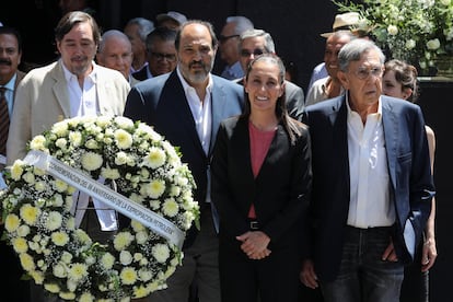 Claudia Sheinbaum con Cuauhtémoc Cárdenas (a su izquierda) en el Monumento a la Revolución, el 18 de marzo.