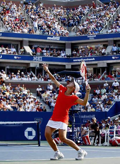 Henin se dispone a efectuar un servicio en el partido frente a Venus Williams