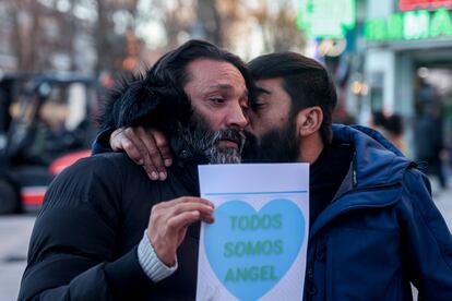 Los padres de los niños desaparecidos, durante la manifestación que reivindicaba un ‘trato digno’ a la familia de los dos menores de Carabanchel desaparecidos el pasado noviembre, frente al metro Ciudad de Vallecas, el día 9.