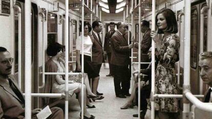 Viajeros en un vagón del Metro de Madrid en la década de los setenta. En vídeo, el nieto de Miguel Otamendi recuenta cómo se creó el suburbano.