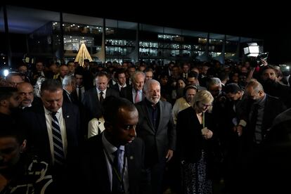 El presidente Lula y la presidenta de la Corte Suprema de Brasil, Rosa Weber, visitan la sede de la Corte en compañía de todos los gobernadores del país, 24 horas después de que fuera asaltada por bolsonaristas. 