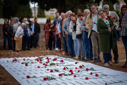 Acto de homenaje de descendientes de víctimas de la Guerra Civil y el franquismo, previo al inicio de la excavación de una fosa común en el cementerio de Nuestra Señora de la Salud de Córdoba.