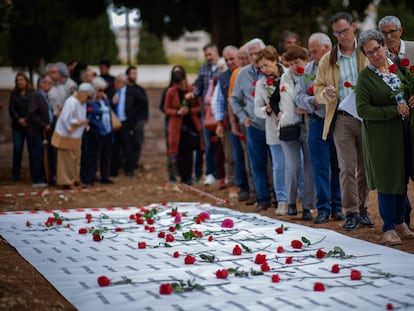 Acto de homenaje de descendientes de víctimas de la Guerra Civil y el franquismo, previo al inicio de la excavación de una fosa común en el cementerio de Nuestra Señora de la Salud de Córdoba.