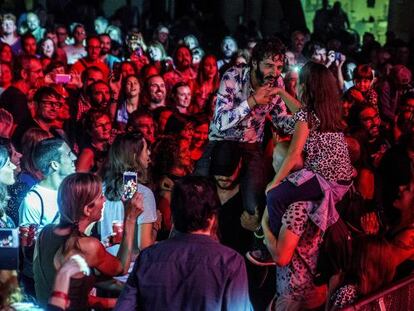 Marc Ros, vocal de Sidonie, cantant a cavall d'un ajudant enmig del públic.