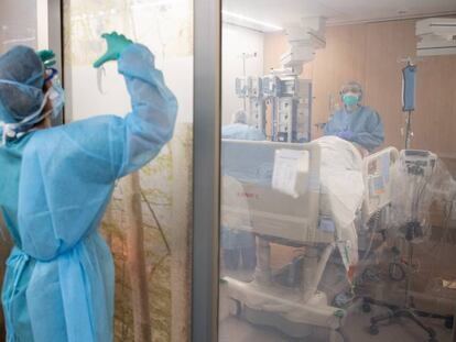 Health workers at the Clínic Hospital in Barcelona.