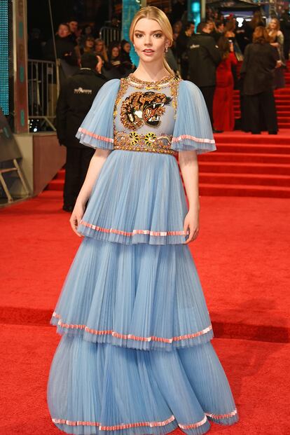 Anya Taylor-Joy, uno de los nuevos rostros a los que seguir la pista (en cartelera con Múltiple) eligió un diseño de Alessandro Michele para Gucci.