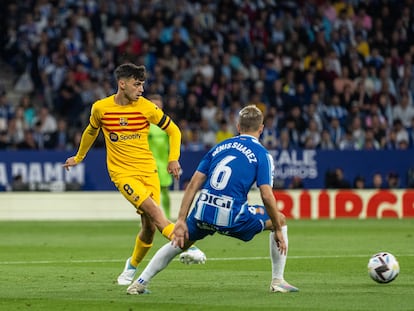 Pedri juega el balón durante el partido ante el Espanyol este domingo en el que el Barcelona ha certificado el título de Liga.