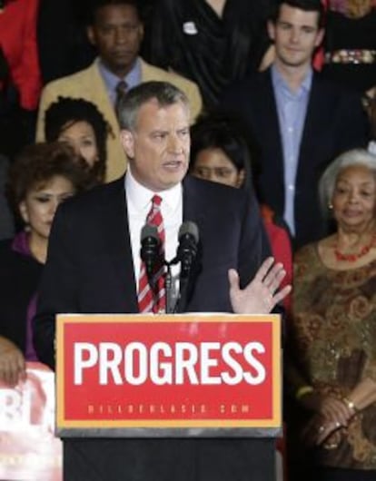  El candidato dem&oacute;crata para la alcald&iacute;a de Nueva York Bill de Blasio habla tras confirmarse su victoria sobre su rival republicano, Joe Lhota.