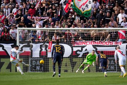 Raúl de Tomás empata el partido en Vallecas, vía penalti.