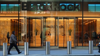 Una persona pasa delante de la sede BlackRock, en Nueva York.
