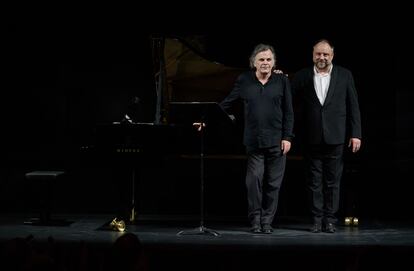 Markus Hinterhäuser y Matthias Goerne reciben los aplausos del público al final de su recital.
