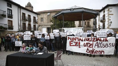 Vecinos y amigos de los dos detenidos en la madrugada del pasado s&aacute;bado por agredir a dos Guardias Civiles y sus parejas en Alsasua, han exigido su absoluci&oacute;n y el archivo del caso. 
 