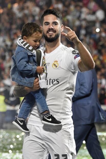 Isco, con su niño, en la fiesta del Bernabéu.