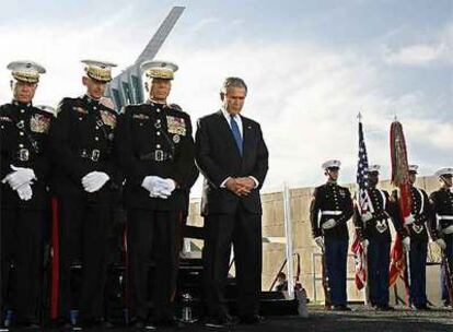 De izquierda a derecha: los generales James Amos, Peter Pace y Michael Hagee, junto a George W. Bush en una ceremonia militar el pasado noviembre.