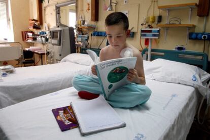 Adrián del Olmo, de 12 años, durante una sesión de diálisis en el hospital La Paz, en Madrid. Lleva ocho esperando un trasplante de riñón.