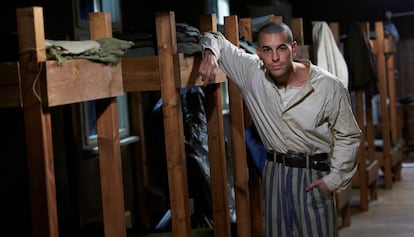 L'actor Mario Casas en el paper de Francesc Boix durant el rodatge d''El fotògraf de Mauthausen'.