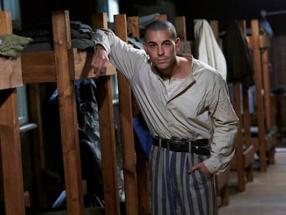 L'actor Mario Casas en el paper de Francesc Boix durant el rodatge d''El fotògraf de Mauthausen'.