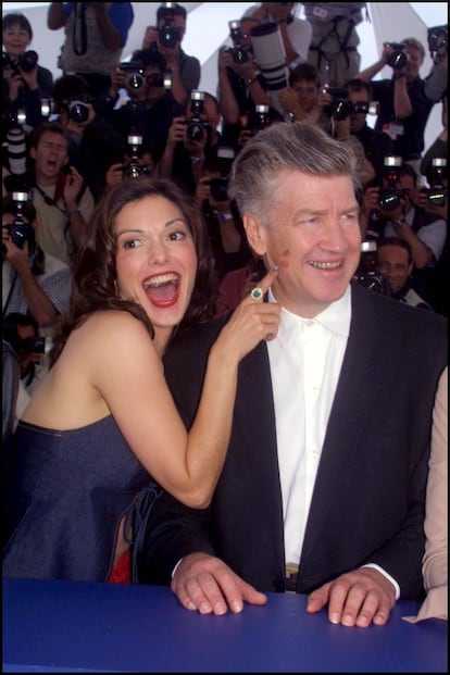 La actriz con David Lynch en 2001.