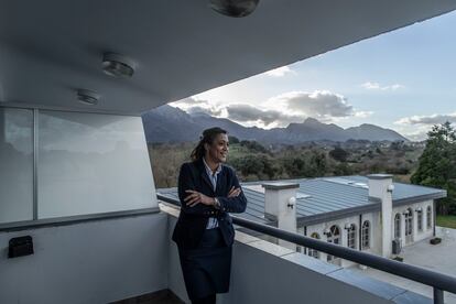 Sandra Camino, del Hotel La Palma, en una de las habitaciones del establecimiento.