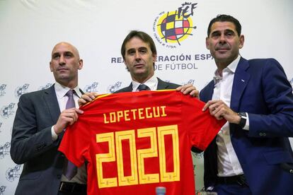 GRAF2869. LAS ROZAS (MADRID), 22/05/2018.- Luis Rubiales (i), nuevo presidente de la Federación Española de Fútbol (RFEF), el seleccionador Julen Lopetegui (c) y Fernando Hierro, director deportivo del organismo, escenificaron la renovación del técnico de la selección nacional por otros dos años, hasta la Eurocopa 2020, hoy en la sede de la RFEF en Las Rozas (Madrid). EFE/ Rodrigo Jimenez