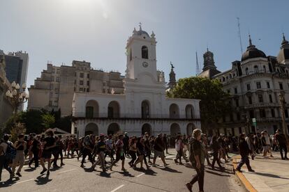 Personas cruzan la calle frente al Museo Nacional del Cabildo para protestar en la Plaza de Mayo, este miércoles.