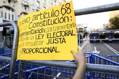 Desde primera hora de la tarde, los manifestantes colocan carteles con mensajes sobre las vallas que impiden el acceso a la Carrera de San Jerónimo. El llamado muro "de los deseos" recoge propuestas y quejas de los ciudadanos, plataformas contra los desahucios, indignados y otras organizaciones.