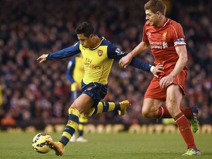 Alexis se prepara para chutar ante Gerrard, del Liverpool. 