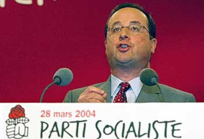 El líder de los socialistas, Francois Hollande, comparece anoche ante los medios tras conocerse los resultados.