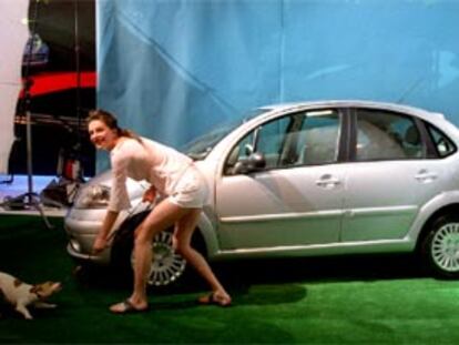 Spot publicitario de un automóvil. PLANO GENERAL - ESCENA