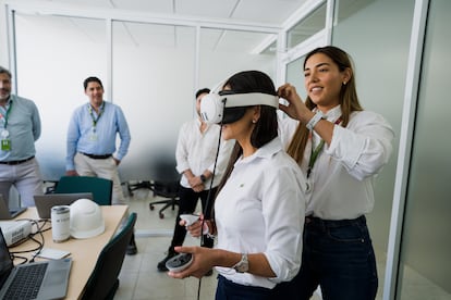 Amable Matus durante una prueba de realidad virtual con la directora general de Iberdrola México, Katya Somohano.