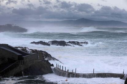 Oleaje en la entrada del puerto de Tapia de Casariego, Asturias.