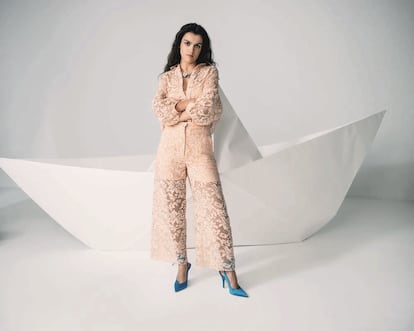 Total look de Eiko Ai, zapatos de Attico y collar de Julieta Álvarez.