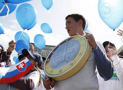 Varios niños celebran en Bruselas el anuncio de que Eslovaquia adoptará el euro el próximo 1 de enero.
