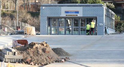 Materiales de obra junto a la estación de metro de Arroyofresno, cuya apertura está prevista para el 23 de marzo.