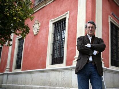 El escritor Andr&eacute;s Trapiello, delante de la antigua Audiencia de Sevilla.