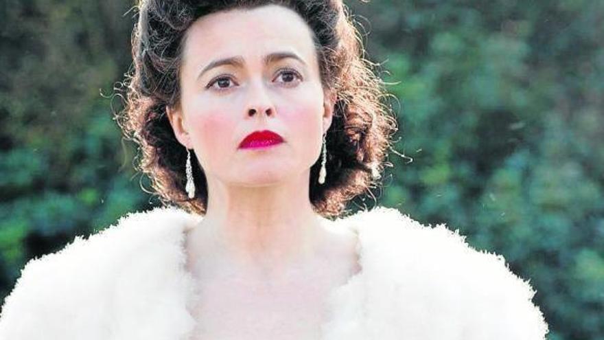Helena Bonham Carter como la escritora Enid Blyton en el biopic de 2009 'Enid'.