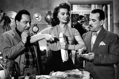 Sophia Loren mostra como cortar uma fatia de pão a Peppino de Filippo e Leopoldo Trieste no filme ‘O Signo de Vênus’ (1955).