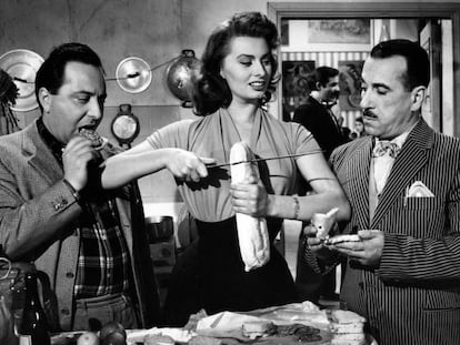 Sophia Loren mostra como cortar uma fatia de pão a Peppino de Filippo e Leopoldo Trieste no filme ‘O Signo de Vênus’ (1955).