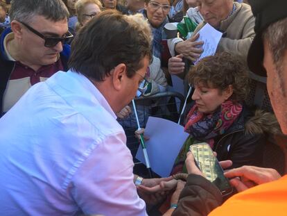 "No es una manifestación contra nadie, sino a favor del tren de Extremadura", asegura el presidente de Extremadura, Guillermo Fernández Vara. En la imagen, el presidente extremeño, médico forense de profesión, atendiendo a una manifestante que se había mareado durante la marcha.