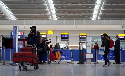 Passageiros de máscara no aeroporto de Heathrow, na região de Londres, nesta segunda.