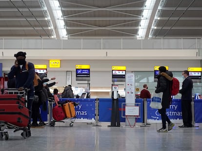 Passageiros de máscara no aeroporto de Heathrow, na região de Londres, nesta segunda.