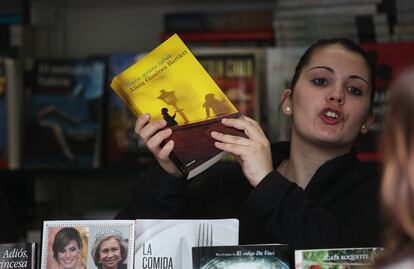 Detalle de uno de los libros que se pueden comprar en uno de los stands de la Feria del Libro de Madrid.