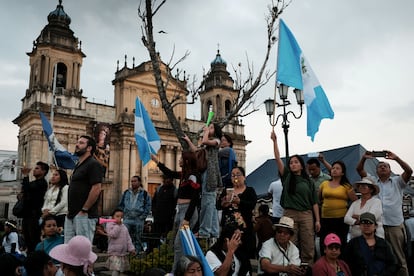 Simpatizantes de Bernardo Arévalo se reunieron en la Plaza de la Constitución durante su día de inauguración, en ciudad de Guatemala.